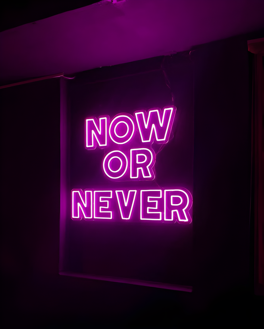 Letrero de neón "Now Or Newer"