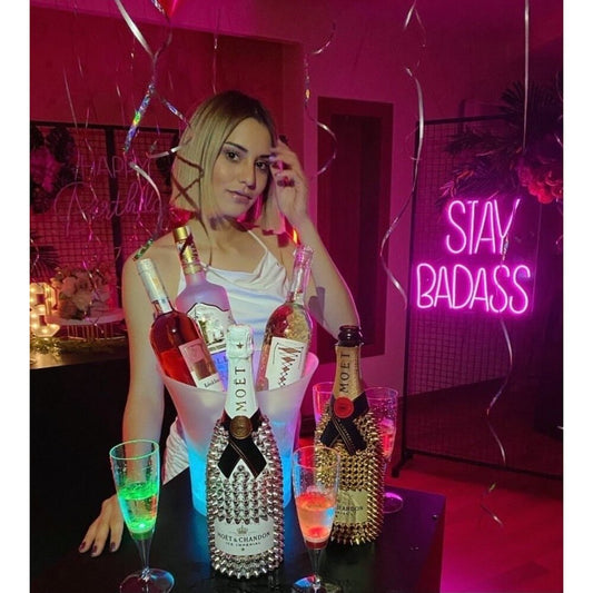 Letrero de neón LED "Stay Badass"